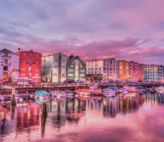 ITB Berlin 2020: Super ! Messehallen komplett ausgebucht und starke Nachfrage aus dem Nahen Osten Norwegen Trondheim Altstadt Hafen Sonnenaufgang