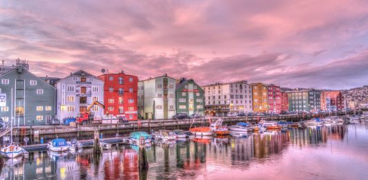 Norwegen Trondheim Altstadt Hafen Sonnenaufgang