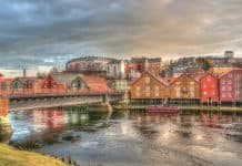 Norwegen mit der Familie entdecken und schwärmen Trondheim Norwegen Architektur Brücke Bunte Fluss