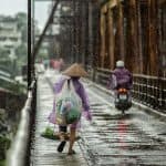 Saison Brücke Nass Menschen Straße Frau Asien