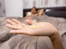 kondom halten sex akt schlafzimmer
