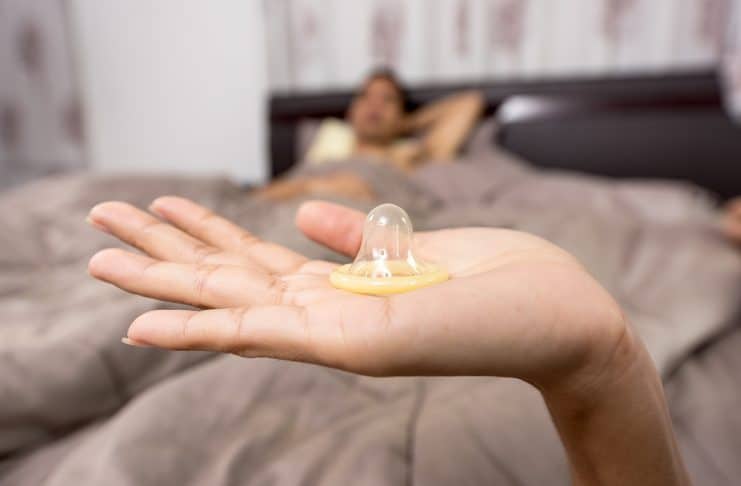 kondom halten sex akt schlafzimmer