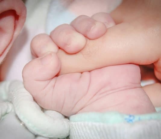 Öko-Test vergibt gute Noten für Babybadezusätze Baby Handle Winzig Vater Familie Zärtlichkeit