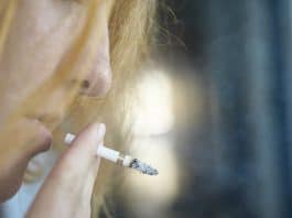 Frau Porträt Zigarette Smokey Rauch Butts