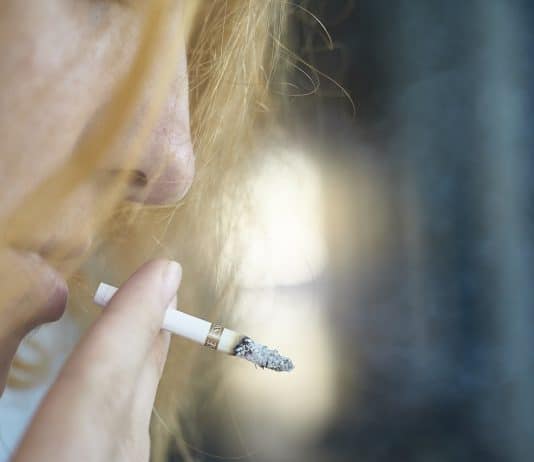 Frau Porträt Zigarette Smokey Rauch Butts