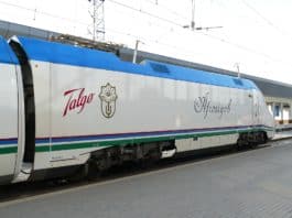Zug in Usbekistan Samarkand Taschkent Zentralasien