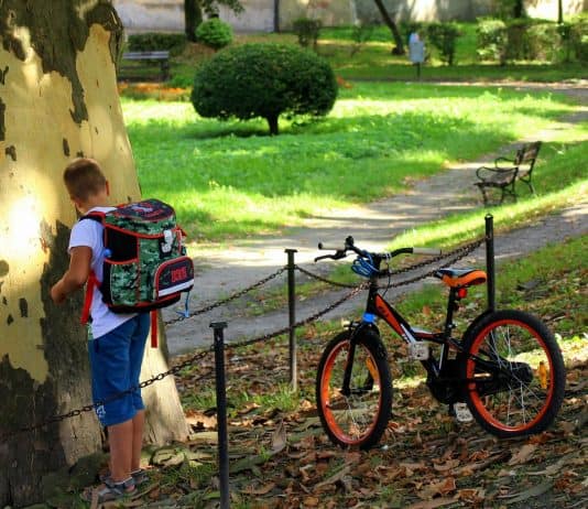 Schulranzen packen: Weniger ist mehr! Kind Der Student Ranzen Junge Neugier Spaß