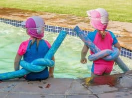 kinder schwimmbad spielen sonne sommer spaß