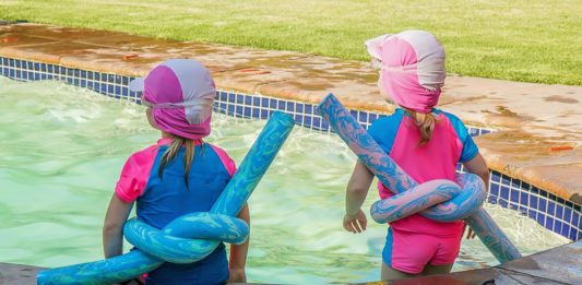 kinder schwimmbad spielen sonne sommer spaß