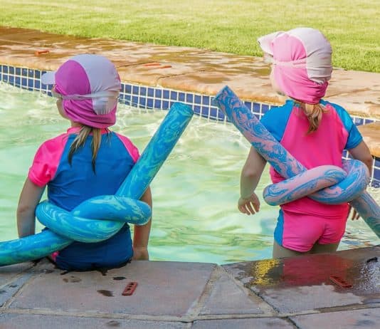 Pack die Badehose ein kinder schwimmbad spielen sonne sommer spaß