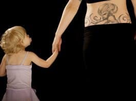 Familie Mama Tochter Tattoo Händchen Halten Hände