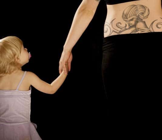 Familie Mama Tochter Tattoo Händchen Halten Hände