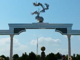 DEenkmal auf dem Unabhängigkeitsplatz in Tashkent Usbekistan