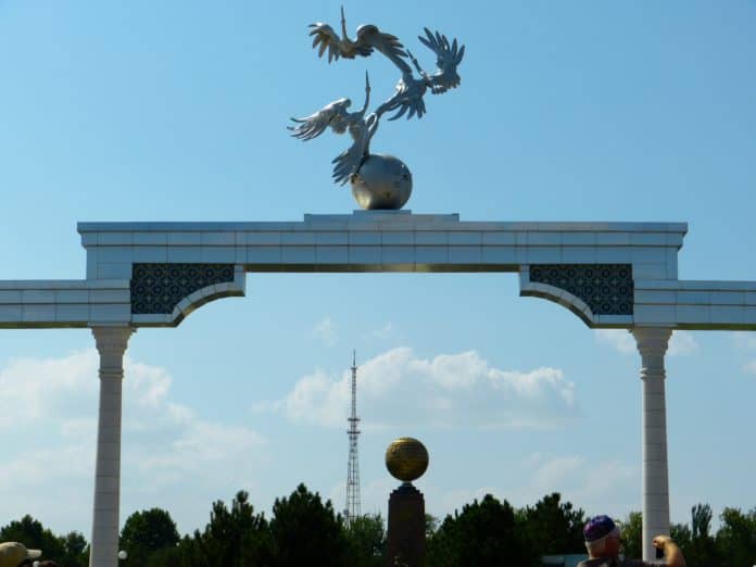 DEenkmal auf dem Unabhängigkeitsplatz in Tashkent Usbekistan