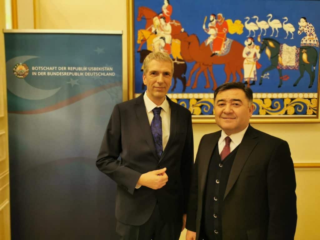 S.E. Botschafter von Usbekistan Nabijon Kasimov mit Stefan Fritsche Verlager Adeba.de in der Botschaft von Usbekistan in Berlin