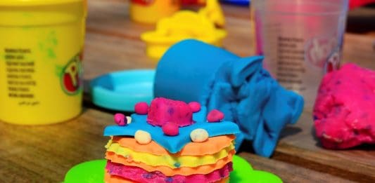 kinder spielen spaß spielzeug knete playdoh spiel