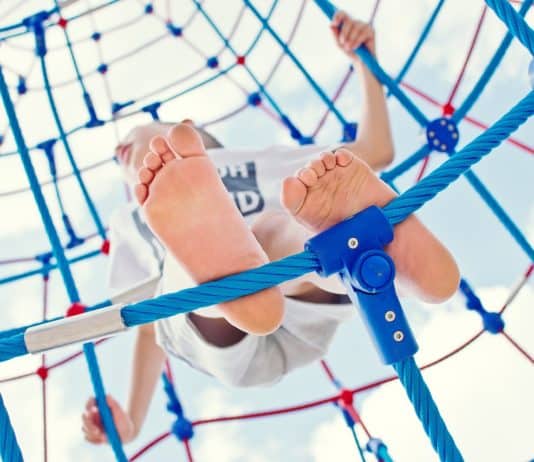 beine hoch spielen kind fuß jung sommer
