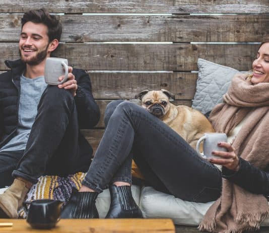 Die Annäherung – Erste Phase männer frauen bekleidung paar menschen glücklich