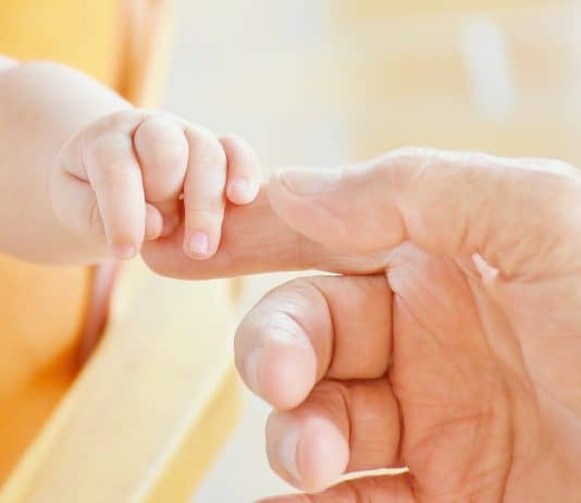 Dein Kind in guten Händen Baby Hand Säugling Kind Vater Eltern Süß