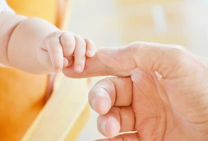 Baby Hand Säugling Kind Vater Eltern Süß