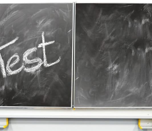 Die Digitalisierung der Schule – wer braucht sie wirklich? Test Tafel Schule Schultafel Prüfung Lernen