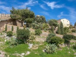 Ritter und Kindersspiele auf der Burg von Capdepera Mallorca Capdepera Burg