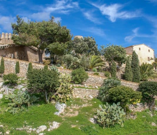 Ritter und Kindersspiele auf der Burg von Capdepera Mallorca Capdepera Burg