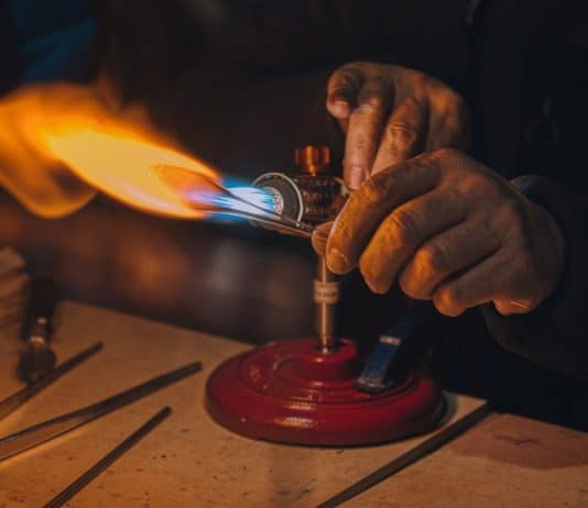 Glasbläser Kunst Handwerk der Hände