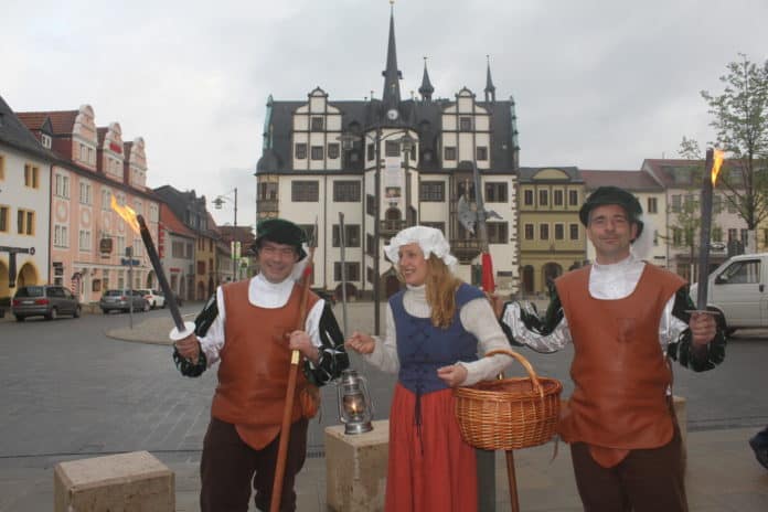 Saafeld Stadtgardisten Magd vor Rathaus