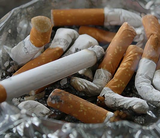 Putzmittel – so gefährlich wie Rauchen Zigaretten Asche Kippen Rauchen Aschenbecher Ekel