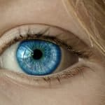 Makuladegeneration macht blind Auge Blaue Augen Iris Pupille Gesicht Nahaufnahme