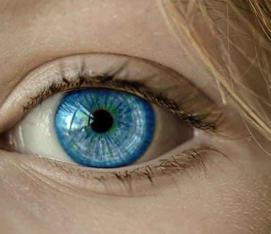 Hilfe von Patient zu Patient Auge Blaue Augen Iris Pupille Gesicht Nahaufnahme