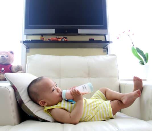 Konsummilch Flasche Milch Kind Sohn Entspannung