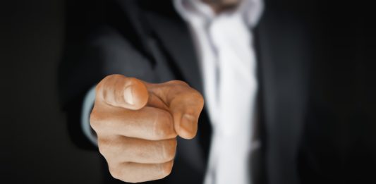 Rechte und Pflichten von Vermietern und Mietern, mann, hinweis, geschäft