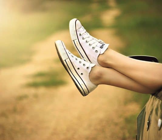 Beine Fenster Auto Schotterweg Entspannen Frau