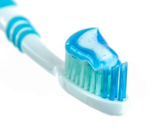 Zahnpasta Zahnbürste White Hintergrund