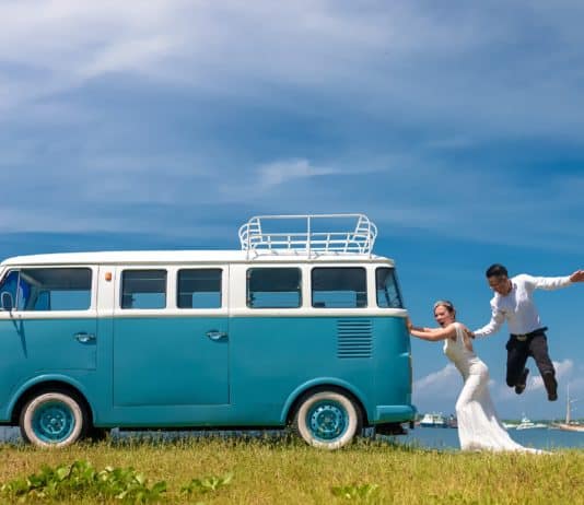 Mit dem Hochzeitsauto auf der Überholspur hochzeit, paar, liebe