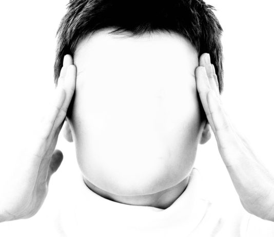 Wenn Tablette, dann auf Nummer sicher gehen – Apotheken beraten zur richtigen Behandlung von Kopfschmerzen gesicht frau maske hand stress kopfschmerzen