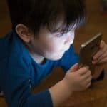 junge handy sucht telefonieren mobil kommunikation