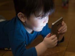 junge handy sucht telefonieren mobil kommunikation