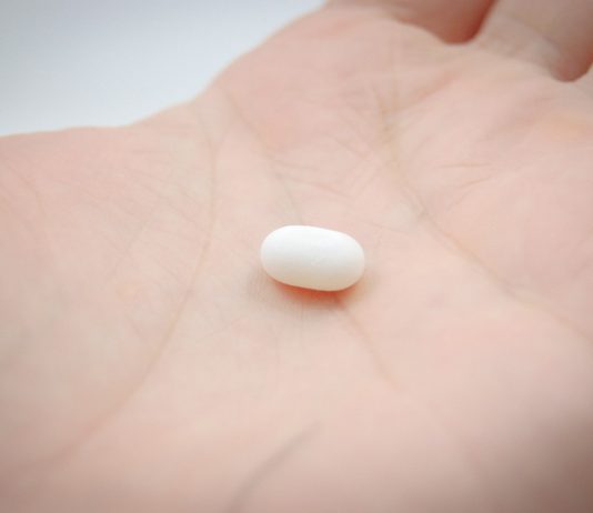 tablet die hand hand tictac die pille sweet white
