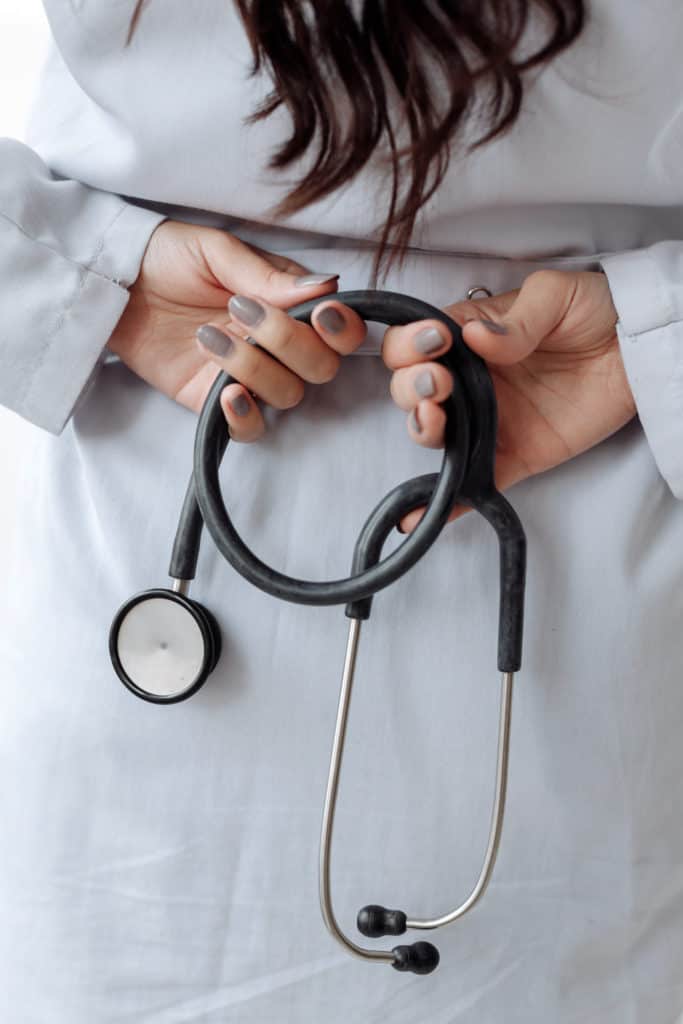 Was beeinflusst die Blutdruckmessung?Person holding black and silver stethoscope