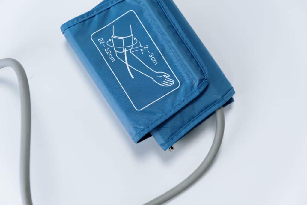 A sphygmomanometer on white surface. Vor- und Nachteile von Blutdruckmessgeräten