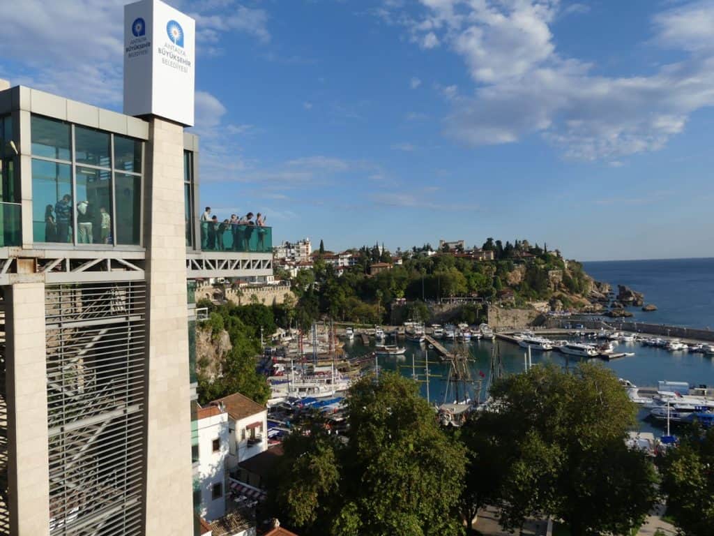 Antalya an der Türkischen Riviera. Aussichtsplattform am Hafen