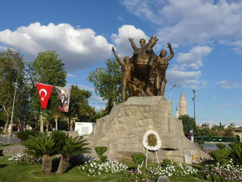 Antalya an der Türkischen Riviera. Denkmal zur Gründung der Republik Türkei