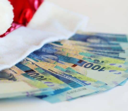 weihnachtsgeld,geld,abrechnung,gratifikation,weihnachtsmann,geschenke,shoppen,weihnachtsfest,weihnachten,santa claus,rot,grußkarte,weihnachtszeit,nikolaus,zipfelmütze,mütze,weihnachtsmann bringt geschenke,ausbreiten,ausgeben,freude,schenken,fest,verschenken,überraschung,gaben,freude schenken