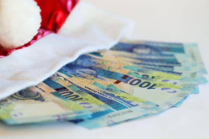 weihnachtsgeld,geld,abrechnung,gratifikation,weihnachtsmann,geschenke,shoppen,weihnachtsfest,weihnachten,santa claus,rot,grußkarte,weihnachtszeit,nikolaus,zipfelmütze,mütze,weihnachtsmann bringt geschenke,ausbreiten,ausgeben,freude,schenken,fest,verschenken,überraschung,gaben,freude schenken