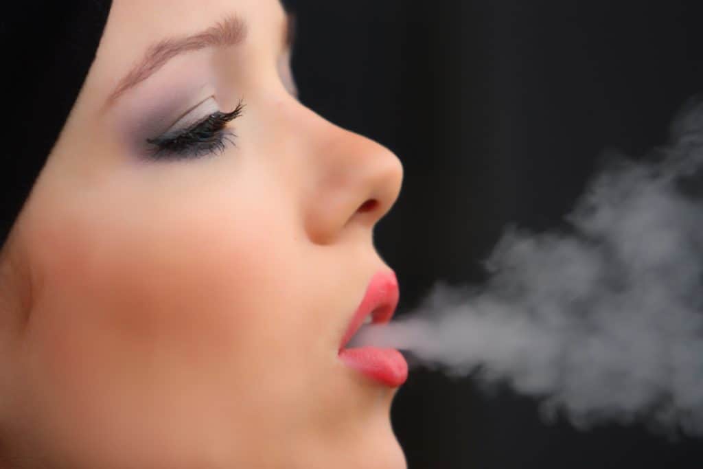 Rauchen während der Schwangerschaft: Raucherkinder
mädchen rauchen zigarette, nikotin, frau