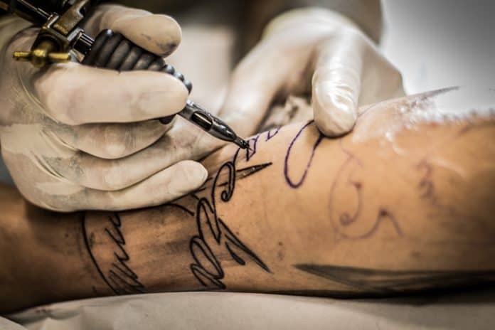 Tattoo Farben verboten, 2022, tätowierung, tattoo-künstler, arm