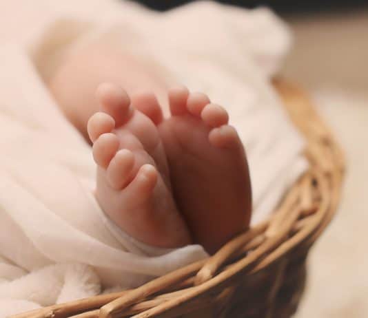 Babyschlaf – Nützliche Tipps und Informationen wie es klappen kann Babyschlaf, neugeborenes, baby, fuß